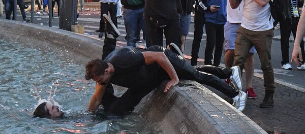 Hinchas en Lille, Francia Hinchas en Lille, Francia - Sputnik Mundo