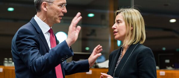 Jens Stoltenberg, secretario general de la OTAN, y Federica Mogherini, representante de la UE - Sputnik Mundo