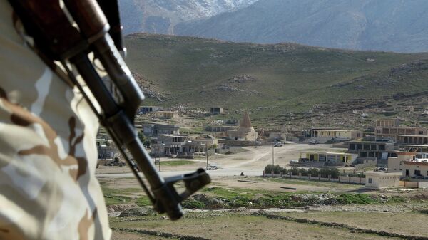 In this Sunday Jan. 11, 2015 photo, a Yazidi fighter protects the Sharaf al-Deen temple shrine, one of the holiest for the Yazidis, a religious minority whom the Islamic State group considers heretics ripe for slaughter, in Sinjar, northern Iraq - Sputnik Mundo