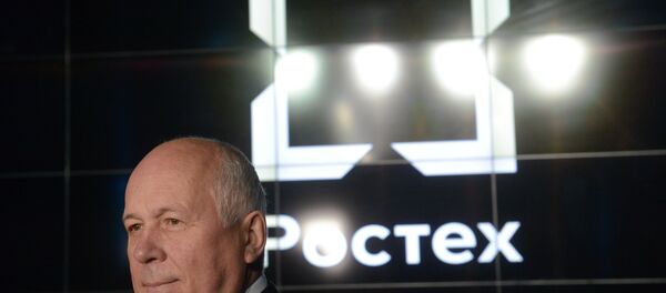 El director general del consorcio Rostec; Serguei Chémezov sobre el fondo del logo de la corporación - Sputnik Mundo