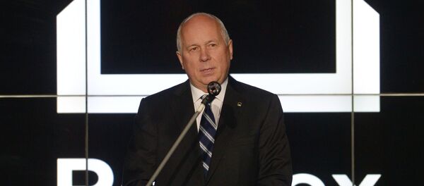 El director general del consorcio Rostec; Serguei Chémezov sobre el fondo del logo de la corporación - Sputnik Mundo