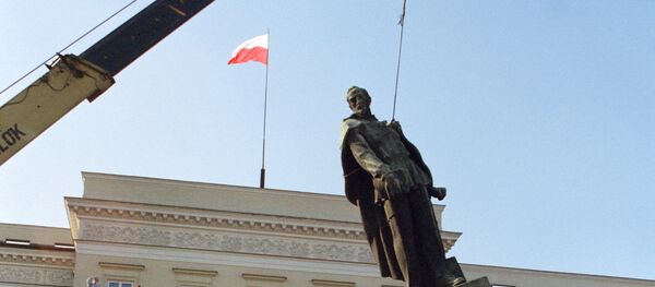 Demolición del monumento a Dzerzhinski, político soviético de nacionalidad polaca - Sputnik Mundo