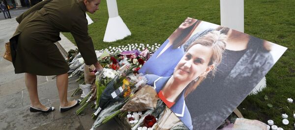 Flores en homenaje a la diputada Jo Cox en la Plaza del Parlamento en Londrés Flores en homenaje a la diputada Jo Cox en la Plaza del Parlamento en Londrés - Sputnik Mundo