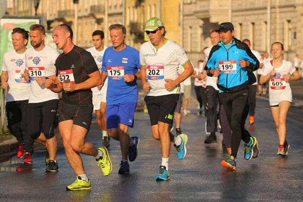 Guerman Gref (centro) durante la carrera SPIEF Race - Sputnik Mundo