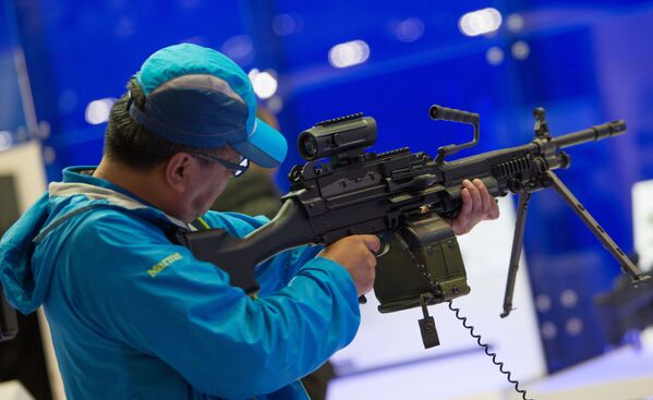 Las innovaciones militares, en una exposición en París - Sputnik Mundo