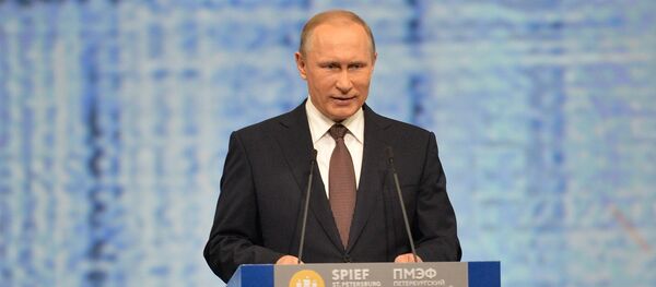 Presidente de Rusia, Vladímir Putin, durante la sesión del SPIEF - Sputnik Mundo