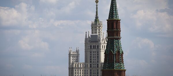 A picture taken in Moscow on May 6, 2016 shows a tower in the Kremlin complex - Sputnik Mundo