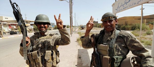 Iraqi soldiers gesture in center of Falluja - Sputnik Mundo