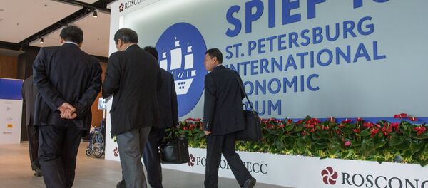Los participantes del Foro Económico Internacional en San Petersbrugo - Sputnik Mundo