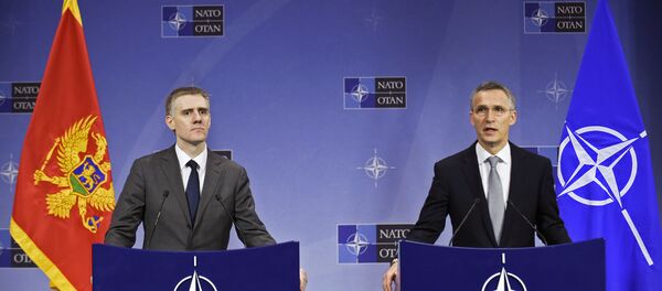 El canciller de Montenegro, Igor Luksic con el Secretario general de la OTAN Jens Stoltenberg - Sputnik Mundo