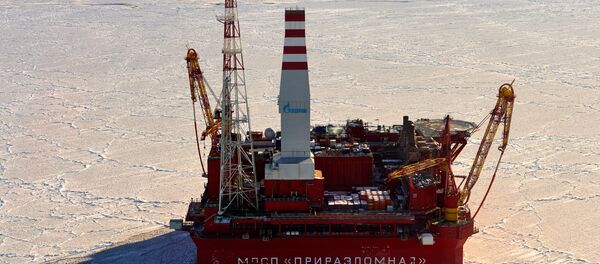 Plataforma sobre el yacimiento petrolífero Prirazlomnoye en el Árctico - Sputnik Mundo