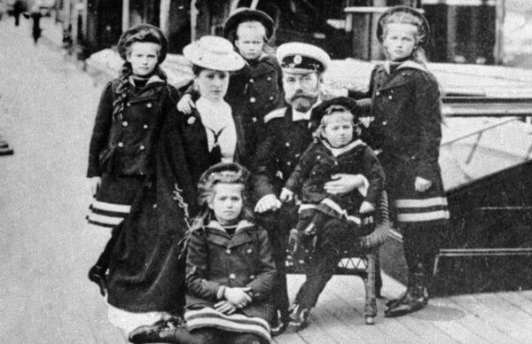 Los lazos de sangre de la reina Isabel II con Rusia y la sanguinaria historia detrás - Sputnik Mundo