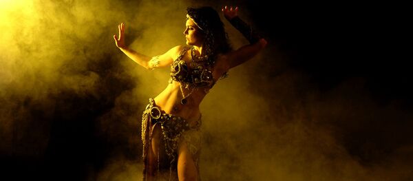 Una mujer bailando - Sputnik Mundo