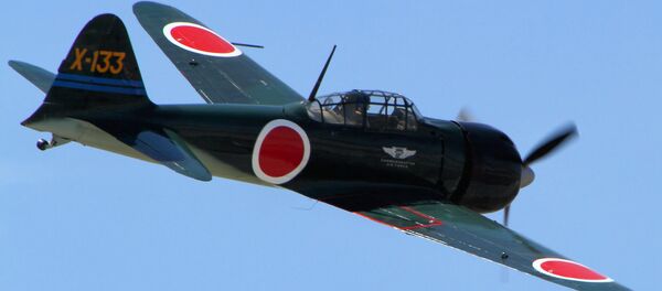 Caza japonés de la Segunda Guerra Mundial, Mtisubishi Zero A6M3 en vuelo durante el show aéreo - Sputnik Mundo