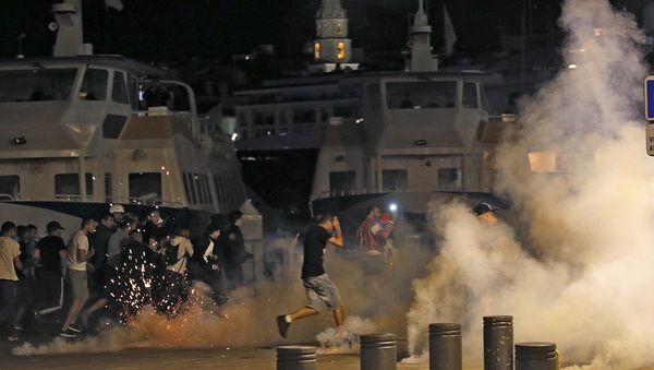 La policía francesa disuelve los disturbios protagonizados por los hinchas ingleses La policía francesa disuelve los disturbios protagonizados por los hinchas ingleses - Sputnik Mundo