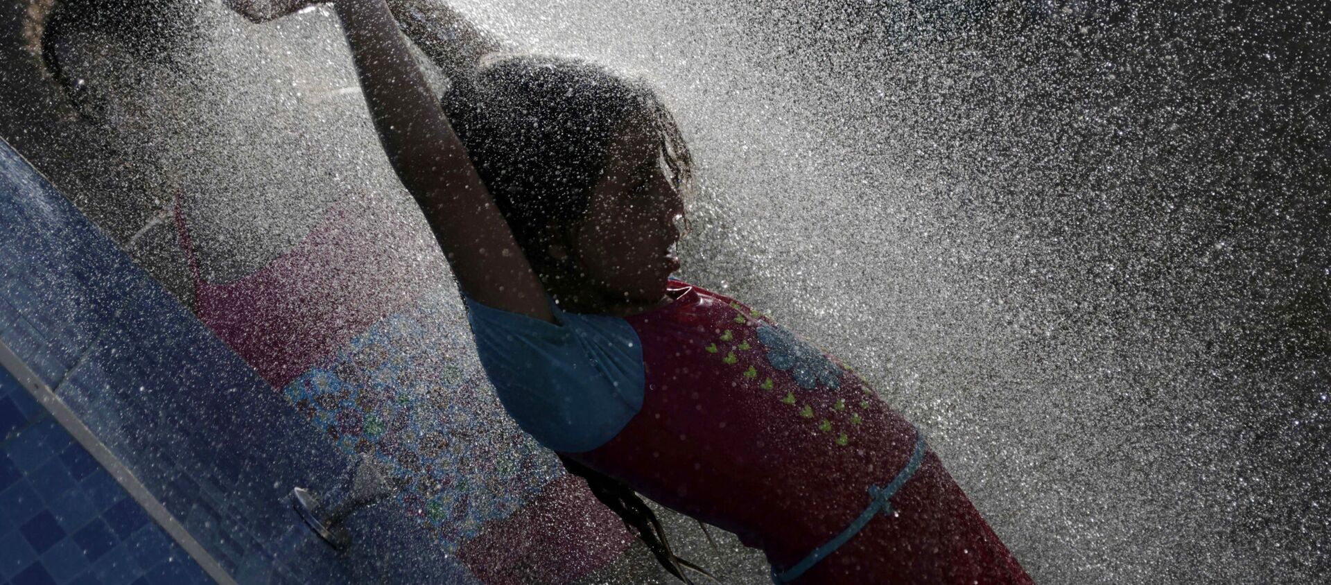 Una niña duchándose - Sputnik Mundo, 1920, 19.06.2016