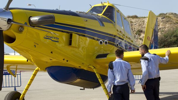 Pilotos israelíes al lado de un avión de bomberos - Sputnik Mundo