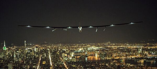 El avión Solar Impulse 2 vuela sobre Manhattan en la ciudad de Nueva York - Sputnik Mundo