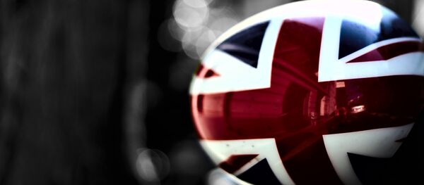 Bandera de Reino Unido en un espejo lateral de un coche - Sputnik Mundo