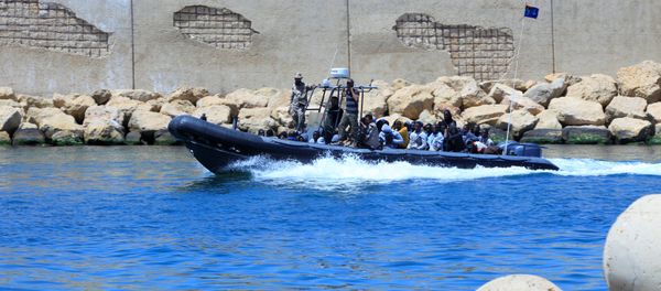 Una lancha de la Marina de Libia transporta a los refugiados Una lancha de la Marina de Libia transporta a los refugiados - Sputnik Mundo