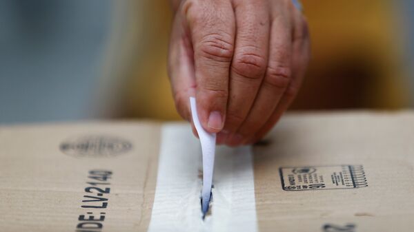 A man puts a paper with personal data for verification purposes of MUD, during Venezuela’s CNE second phase of verifying signatures for a recall referendum against President Maduro in Caracas - Sputnik Mundo