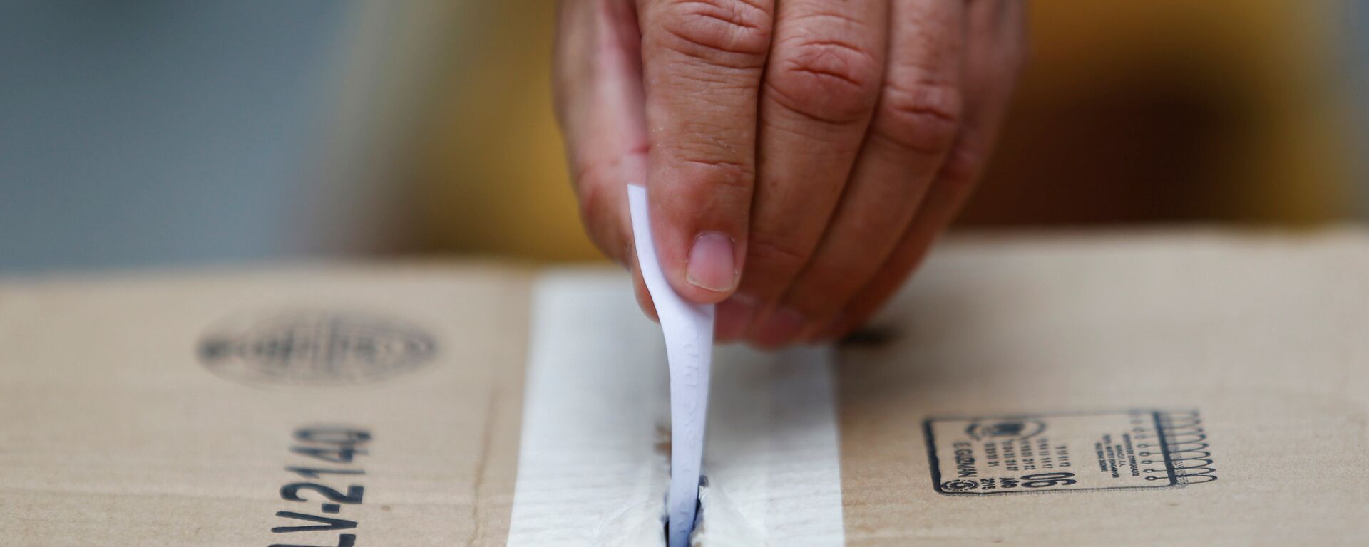 A man puts a paper with personal data for verification purposes of MUD, during Venezuela’s CNE second phase of verifying signatures for a recall referendum against President Maduro in Caracas - Sputnik Mundo, 1920, 10.05.2021