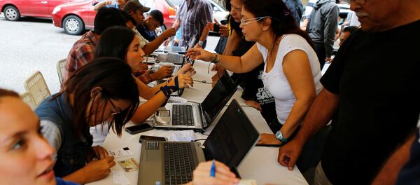 Concluye en Venezuela primer día para validar firmas de referendo revocatorio de Maduro - Sputnik Mundo