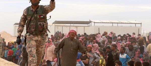 Un soldado jordano protege a los refugiados sirios (archivo) - Sputnik Mundo