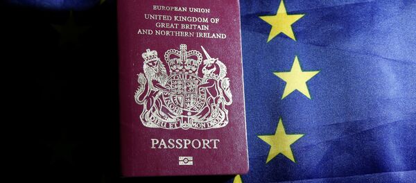 Pasaporte británico sobre la bandera de la UE - Sputnik Mundo