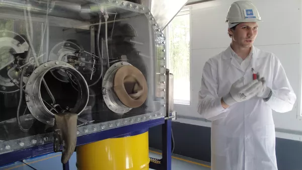 Serguéi Florya, el ingeniero jefe de la empresa rusa RosRAO enseña la instalación para la purificación del tritio del agua - Sputnik Mundo