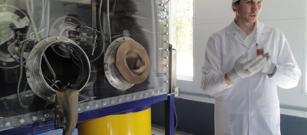 Serguéi Florya, el ingeniero jefe de la empresa rusa RosRAO enseña la instalación para la purificación del tritio del agua - Sputnik Mundo