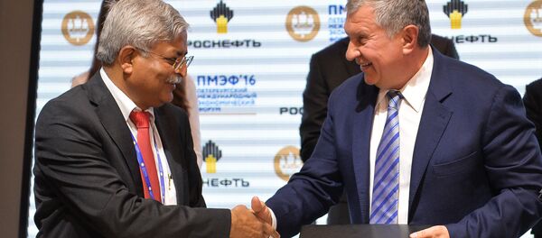 El presidente de Rosneft, Ígor Sechin, y  el ejecutivo de Indian Oil, Biswajit Roy - Sputnik Mundo