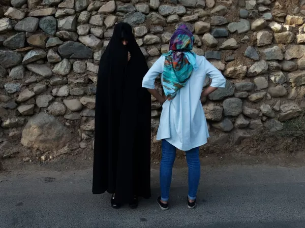 Pese a que vestir el chador no evita completamente una posible inspección por parte de la policía moral, el velo colorido atrae mucho más la atención de los oficiales de la ley. Pese a que vestir el chador no evita completamente una posible inspección por parte de la policía moral, el velo colorido atrae mucho más la atención de los oficiales de la ley. - Sputnik Mundo