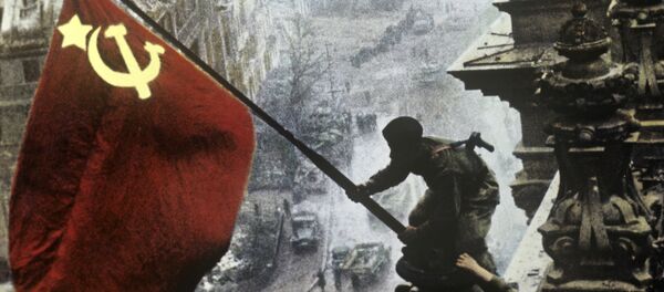 Bandera de la URSS plantada en el Reichstag, 1945 - Sputnik Mundo