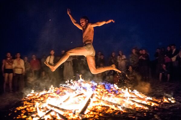 Raíces ancestrales: una ciudad rusa celebra el solsticio de verano - Sputnik Mundo