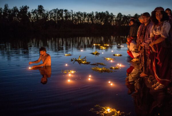 Raíces ancestrales: una ciudad rusa celebra el solsticio de verano - Sputnik Mundo