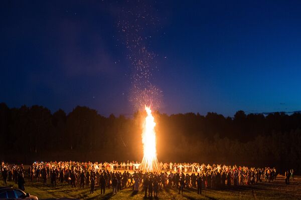 Raíces ancestrales: una ciudad rusa celebra el solsticio de verano - Sputnik Mundo