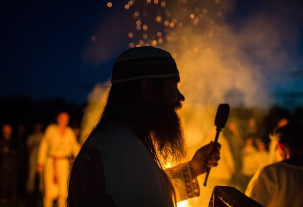 Raíces ancestrales: una ciudad rusa celebra el solsticio de verano - Sputnik Mundo