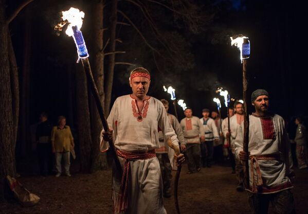 Raíces ancestrales: una ciudad rusa celebra el solsticio de verano - Sputnik Mundo