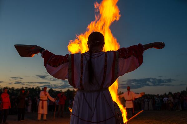 Raíces ancestrales: una ciudad rusa celebra el solsticio de verano - Sputnik Mundo
