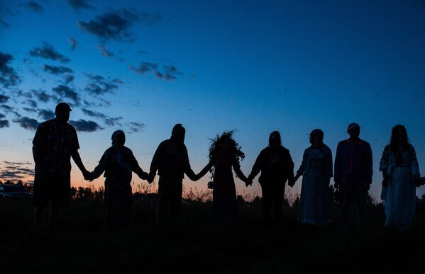 Raíces ancestrales: una ciudad rusa celebra el solsticio de verano - Sputnik Mundo