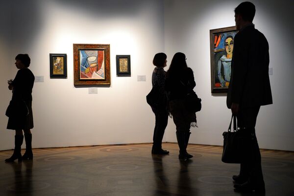 Los visitantes de una exposición dedicada a la obra de Pablo Picasso en San Petersburgo - Sputnik Mundo
