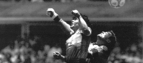 Diego Maradona marcando el primer gol del mítico partido Argentina-Inglaterra en 1986 - Sputnik Mundo