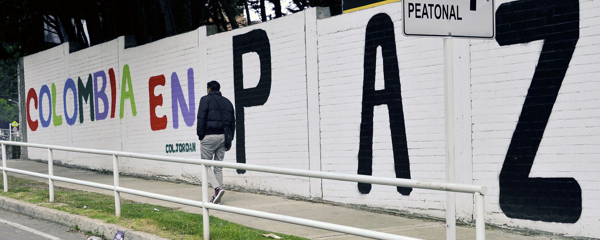 Un graffiti con una frase que dice Colombia en paz - Sputnik Mundo, 1920, 23.05.2021