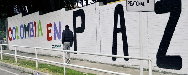 Un graffiti con una frase que dice Colombia en paz - Sputnik Mundo