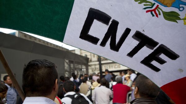 La bandera de México con las letras CNTE (Coordinadora Nacional de Trabajadores de la Educación) - Sputnik Mundo