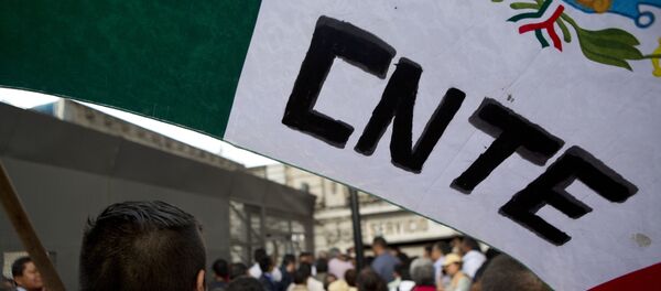La bandera de México con las letras CNTE (Coordinadora Nacional de Trabajadores de la Educación) - Sputnik Mundo