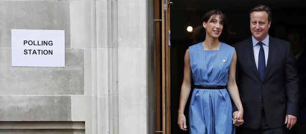 El primer ministro del Reino Unido, David Cameron, con su esposa Samantha - Sputnik Mundo