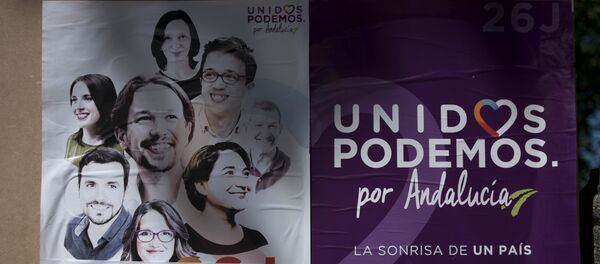 Cartel electoral de Unidos Podemos en Ronda, España - Sputnik Mundo