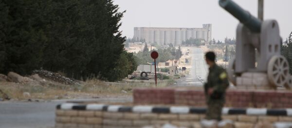 Un combatiente de las Fuerzas Democráticas de Siria (FDS) en afueras de Manbij, en el noreste de la provincia de Alepo - Sputnik Mundo